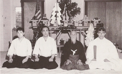L’autel Shinto au Kamisa du Dojo. Aikikai de Hawai, 1961.