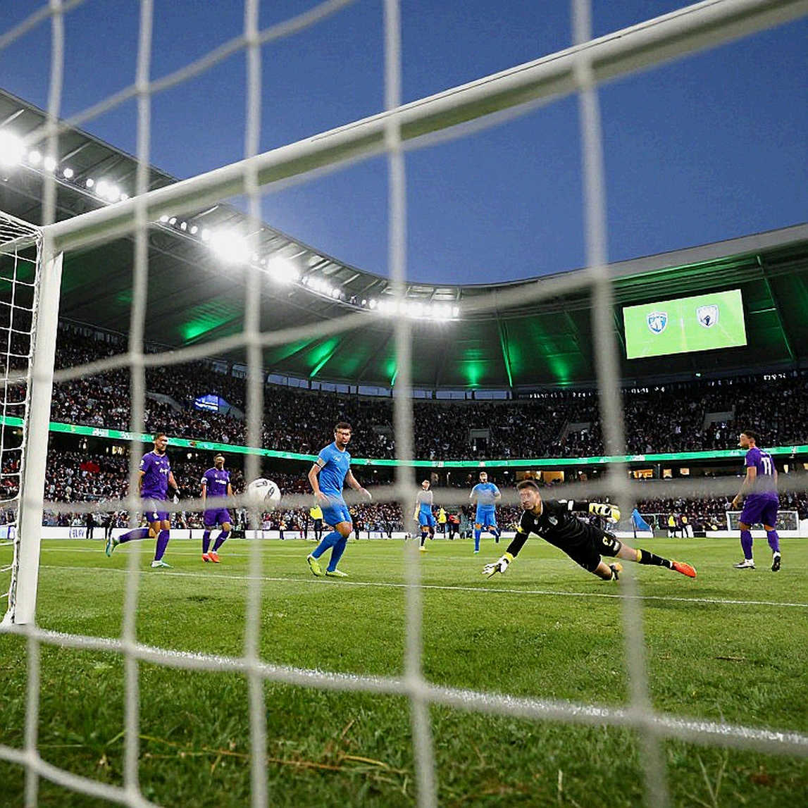Diks và cơn bão Gladbach: Nhịp 450 phút và sự im lặng không được ghi lại