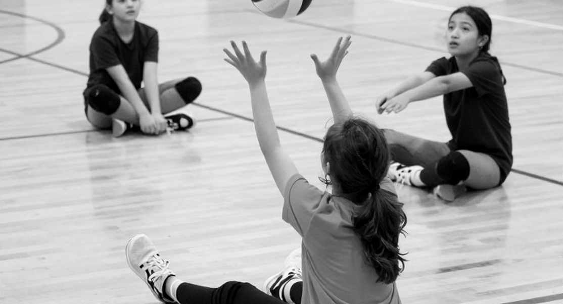 Nebraska quét Creighton 3-0 trước 15.405 khán giả: Bên trong cỗ máy thương mại của bóng chuyền nữ đại học Mỹ