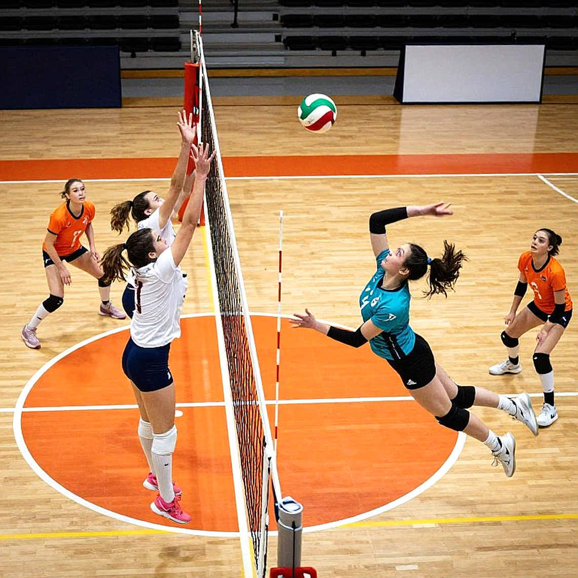 Xếp hạng Top 16 đầu tiên của NCAA 2026: Nebraska số 1 và những khoảng trống phía sau bảng điểm