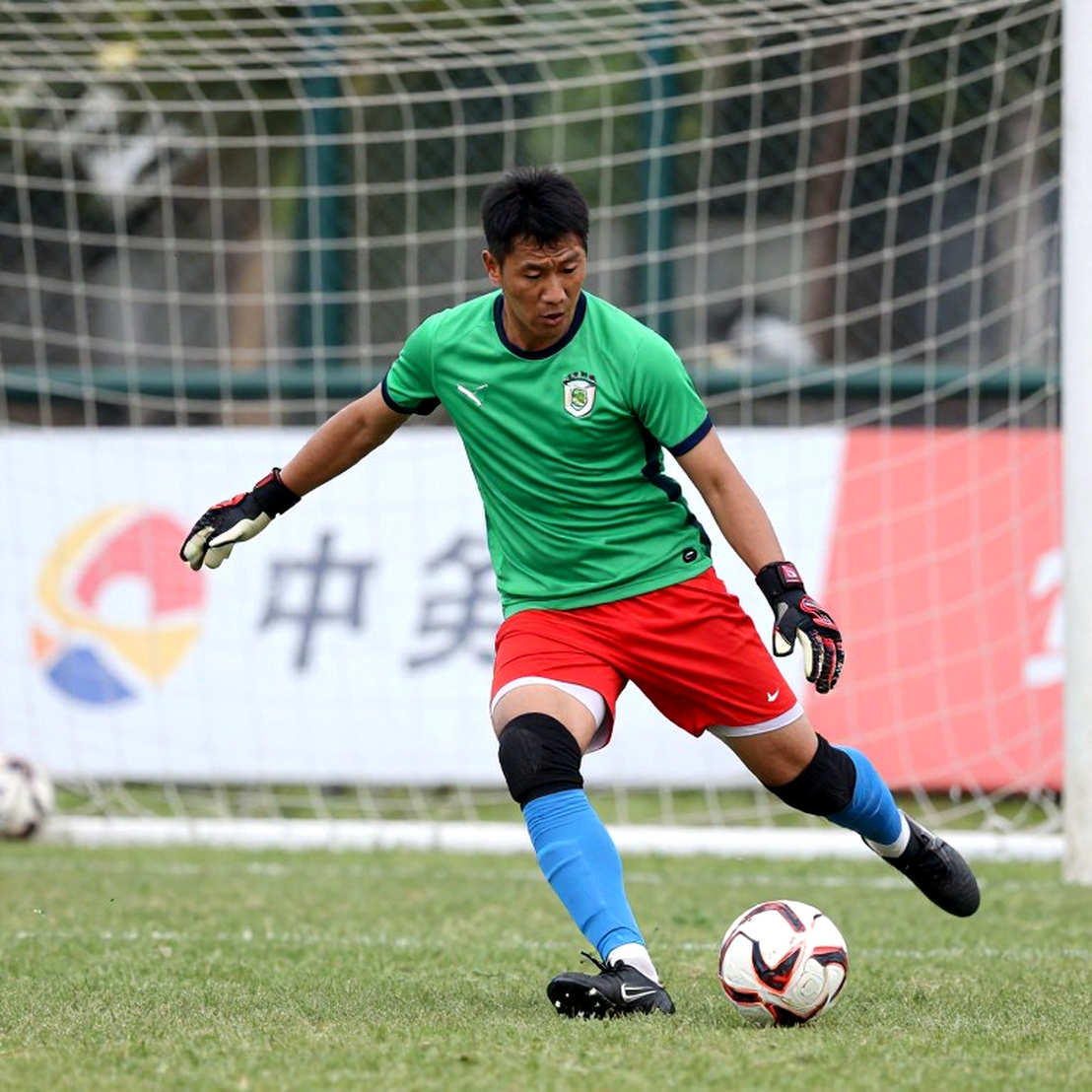 Ba trung vệ ở V-League: tấm khiên của những người sợ mất ghế